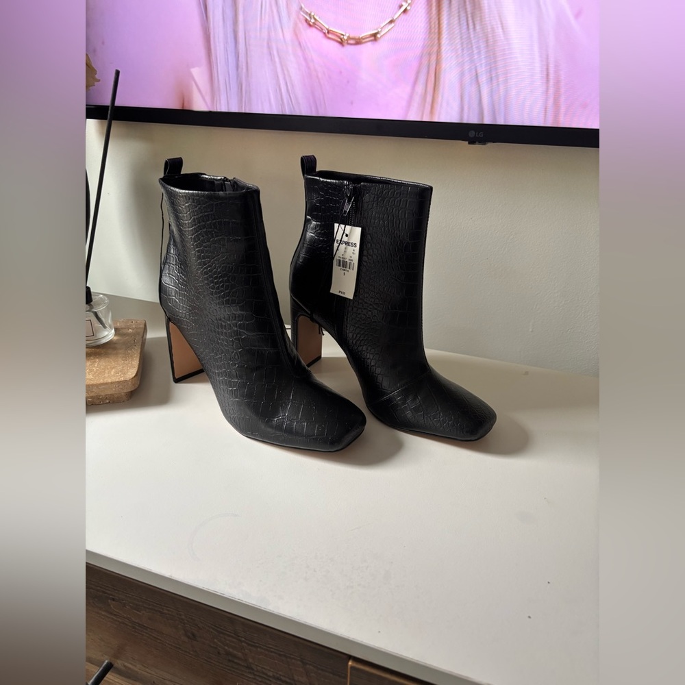 Express BRAND NEW!! Black Croc-Patterned Ankle Booties - Picture 3 of 12